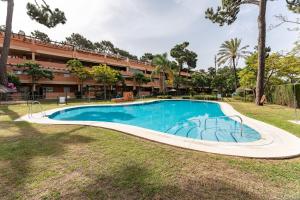Bazén v ubytování Pino Golf Garden Apartment Elviria nebo v jeho okolí