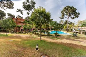 Bazén v ubytování Pino Golf Garden Apartment Elviria nebo v jeho okolí