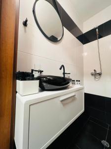 Un baño con un lavabo y un espejo sobre un mostrador. en NJ Luxury breeze, en Varna 53 fotos más