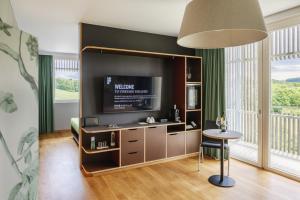 Televízia a/alebo spoločenská miestnosť v ubytovaní LOISIUM Wine & Spa Hotel Südsteiermark