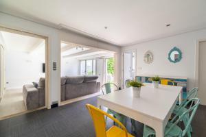 a kitchen and living room with a table and chairs at La Casita de Alcabre in Vigo