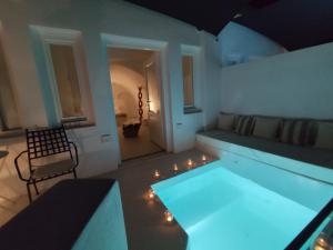弗通The Magic Luxury Cave Suites的带浴缸的客房,配有一张床和椅子