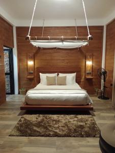 una camera da letto con un letto grande con testiera in legno di Lush In Ella a Ella
