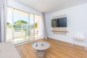A television and/or entertainment centre at Apartamentos Massanet