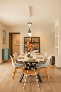 a dining room with a table and chairs at Les Villas Chamontines - La Villa des Chênes in Labeaume