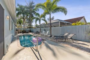 una piscina con palla rosa in una casa di Charming Heated Pool Home - 3 miles to the Beach, Pet and Family Friendly -Available Year Round! a Bonita Springs