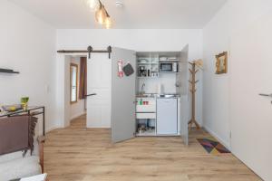a living room with a kitchen with a counter top at Buchenheinrich Karlas blau Stuuv in Garding