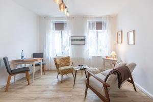 a living room with a table and chairs at Buchenheinrich Karlas blau Stuuv in Garding