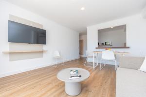 A television and/or entertainment centre at Apartamentos Massanet