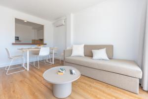 A seating area at Apartamentos Massanet