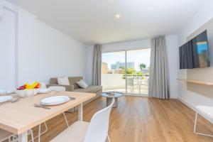 A television and/or entertainment centre at Apartamentos Massanet