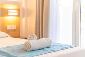 A bed or beds in a room at Apartamentos Massanet