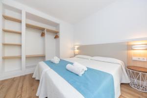 A bed or beds in a room at Apartamentos Massanet