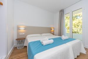A bed or beds in a room at Apartamentos Massanet