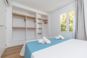 A bed or beds in a room at Apartamentos Massanet