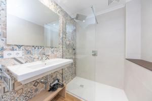 A bathroom at Apartamentos Massanet