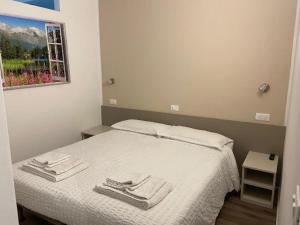 Giường trong phòng chung tại Appartamento a Marilleva 900 Mezzana