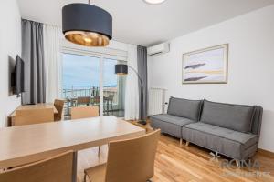 Posedenie v ubytovaní Apartments Rona Erea Icici