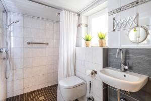 Ένα μπάνιο στο Ferienhaus Abbie +27 φωτογραφίες