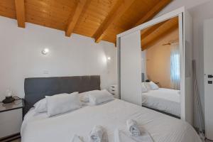 Postel nebo postele na pokoji v ubytování Apartments Petrina
