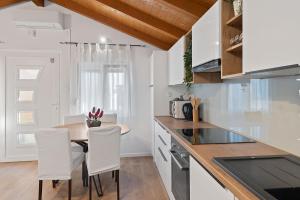 Kuchyň nebo kuchyňský kout v ubytování Apartments Petrina