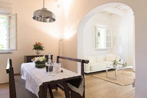 una sala de estar con una mesa y un sofá en Villa Caprera, en Siena