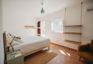 Un dormitorio con una cama, una silla y un espejo. en The ONE - Country House, en Grândola 120 fotos más