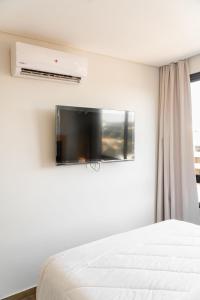 Una televisión o centro de entretenimiento en Excelente Depto en Las Lomas