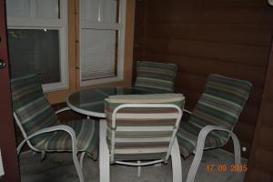 eine Gruppe von Stühlen sowie ein Tisch und ein Tisch mit Stühlen in der Unterkunft Taynton Lodge at Panorama Mountain Village Resort in Panorama
