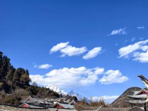 丽江Lijiang Old Town Meiliju View Inn的享有以山为背景的村庄美景