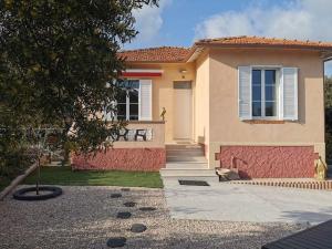 a house with a driveway and a yard at Villa vue mer proche mer 10 personnes in Saint-Raphaël