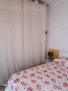 sypialnia z łóżkiem z narzutą kwiatową w obiekcie Sogni nel Blu Favignana w mieście Favignana