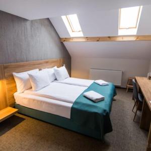 Un pat sau paturi într-o cameră la Hotel Subcarpati