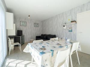 Et tv og/eller underholdning på Studio Green Garden-12 by Interhome