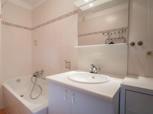 Et badeværelse på Studio Green Garden-12 by Interhome