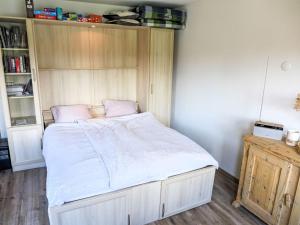 una cama en una habitación con una estantería en Studio Golf Bellerive 76 by Interhome, en Crans-Montana