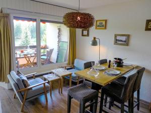 Ruang duduk di Studio Golf Bellerive 76 by Interhome