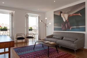 un soggiorno con divano e tavolo di Rossio - Chiado | Lisbon Cheese & Wine Apartments a Lisbona