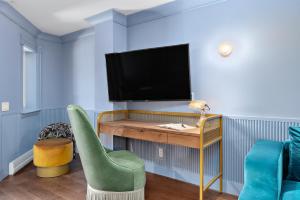 TV a/nebo společenská místnost v ubytování Hôtel Maurice