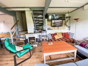 ein Wohnzimmer mit Sofa und Tisch in der Unterkunft Holiday Home LoLa by Interhome in Kirchheim