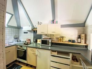 eine Küche mit weißen Schränken und einer Arbeitsplatte in der Unterkunft Holiday Home LoLa by Interhome in Kirchheim