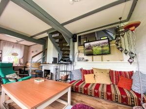 ein Wohnzimmer mit einem Sofa und einem Fernseher an der Wand in der Unterkunft Holiday Home LoLa by Interhome in Kirchheim
