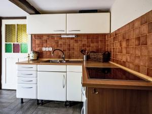 Kuchyň nebo kuchyňský kout v ubytování Holiday Home U sjezdovky by Interhome + 23 fotografií
