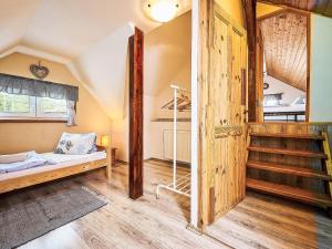 سرير أو أسرّة في غرفة في Holiday Home U sjezdovky by Interhome