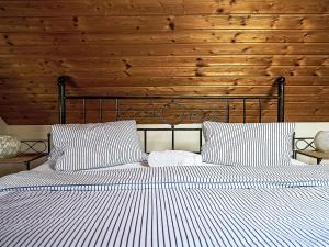 سرير أو أسرّة في غرفة في Holiday Home U sjezdovky by Interhome