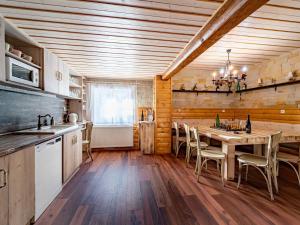 Kuchyň nebo kuchyňský kout v ubytování Holiday Home Chalupa U Bobra-1 by Interhome
