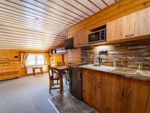 Kuchyň nebo kuchyňský kout v ubytování Holiday Home Chalupa U Bobra-1 by Interhome