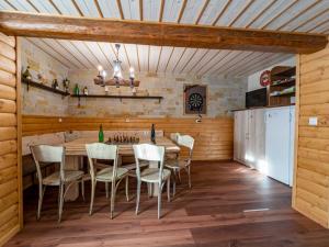 Kuchyň nebo kuchyňský kout v ubytování Holiday Home Chalupa U Bobra-1 by Interhome