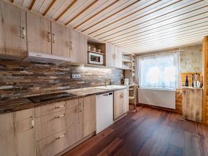 Kuchyň nebo kuchyňský kout v ubytování Holiday Home Chalupa U Bobra-1 by Interhome