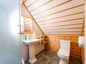 Koupelna v ubytování Holiday Home Chalupa U Bobra-1 by Interhome